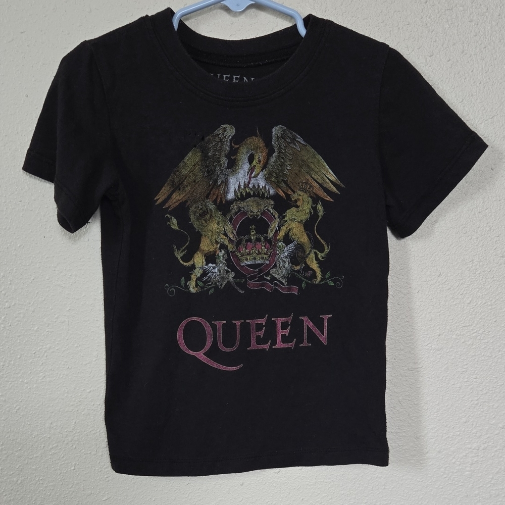Que Black Graphic Kids Tee
